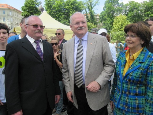 Prezident Ivan Gašparovič (v strede) s manželkou Silviou a dvojníkom Karolom Bednárikom