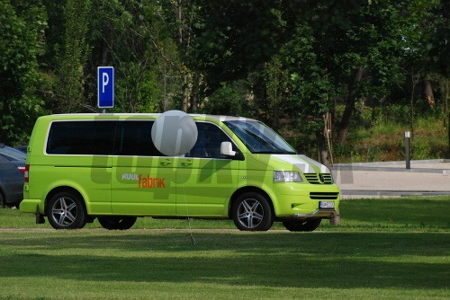 Minivan privážajúci hostí Minivan privážajúci hostí