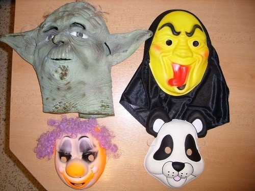 Výtržníci mali na sebe rôzne masky