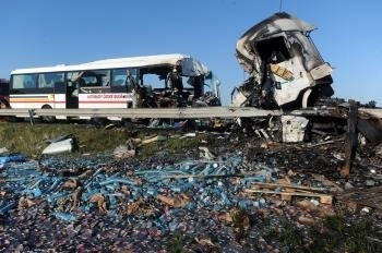Zrážka kamióna s autobusom bola zničujúca