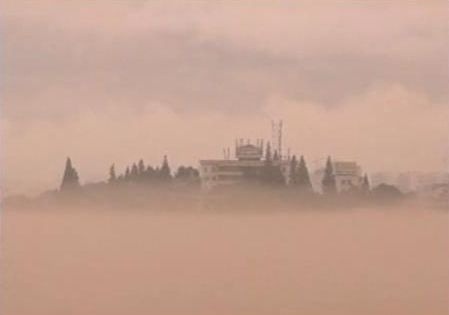 Z hmly sa vynorilo mesto