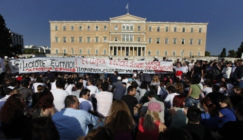 Protestujúci Gréci pred parlamentom
