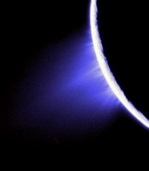 Ľadová triešť unikajúca zo Saturnovho mesiaca Enceladus
