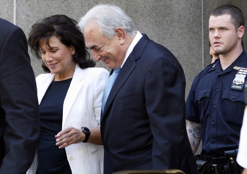 Strauss-Kahn vyšiel zo súdnej siene s úsmevom