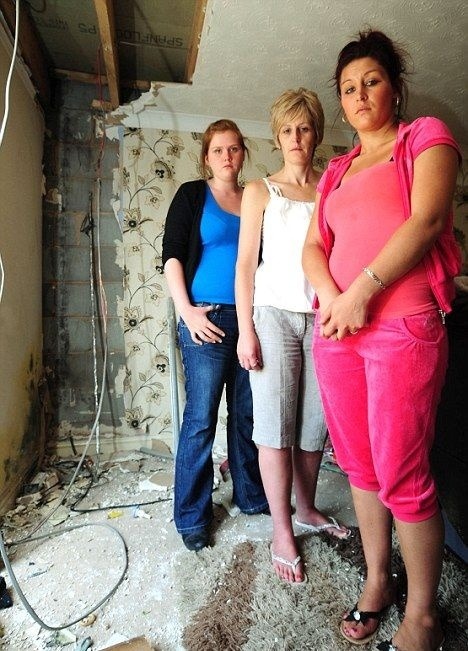 Lauren, Rebeccina matka a Rebecca stoja uprostred zničeného domu