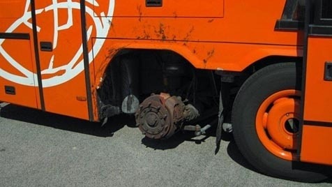 Autobusu dokonca chýbala pneumatika