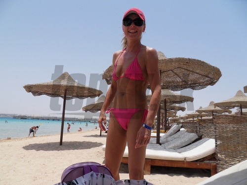 Štíhla Elena Podzámska v plavkách.