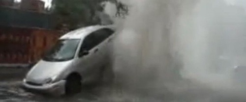 Zadok auto vytláčala voda