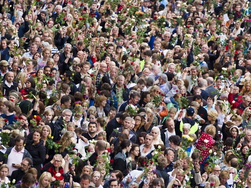 V centre Osla sa zišli tisíce ľudí, aby si uctili obete streľby 