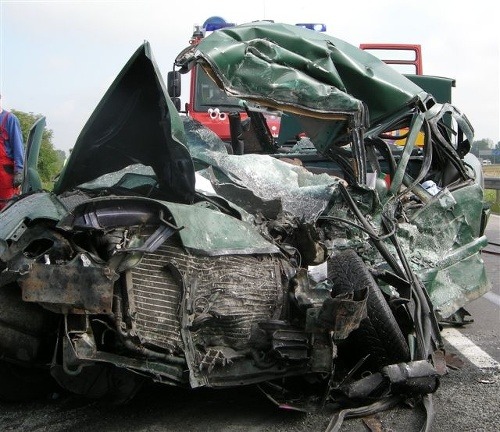 Auto náraz úplne zničil