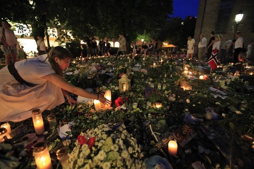 Sviečky a kvety na pamiatku obetí pred katedrálou v Osle.