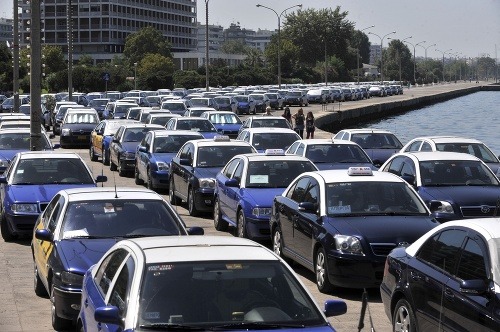 Taxikári už pred týždňom zablokovali príjazdy na aténske letiská a prístavy.