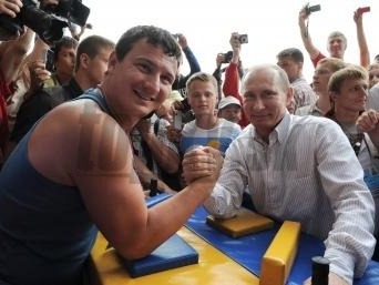 Ruský premiér Vladimír Putin sa pretláča so súperom počas návštevy na vzdelávacom fóre mladých v Tversku
