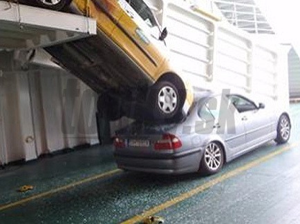 Chorvátske auto na trajekte sa prevrhlo na slovenské BMW.