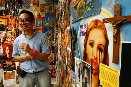 Mideo Cruz obklopený zmesou pop-kultúry a náboženstva