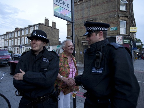 Starenka ďakuje policajtom za ochranu