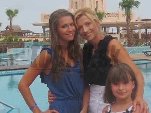 Hargašovej dcéra Vanesa (vľavo) rastie do krásy. Takto si zapózovala počas dovolenky s mamou Jarmilou a so sestrou Larou.