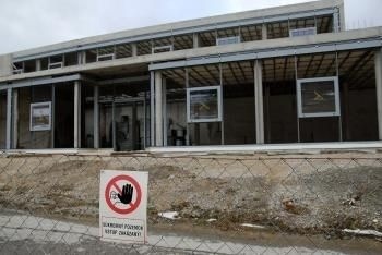 Rozostavaná budova v športovom areáli v Osrblí