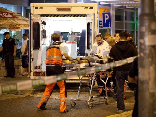 Záchranári prevážajú postreleného do nemocnice