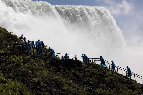 Výhľad turistov na Niagarské vodopády.