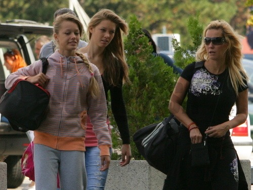 Moderátorka Erika Barkolová na letisku s dcérami Patríciou (vľavo) a Alexandrou. 