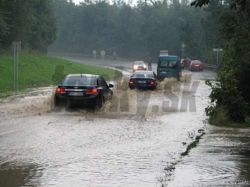 Búrka a prívalové dažde zasiahli Tatranskú Lomnicu.