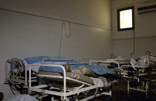V provizórnej klinike objavili viac ako 20 mŕtvych tiel