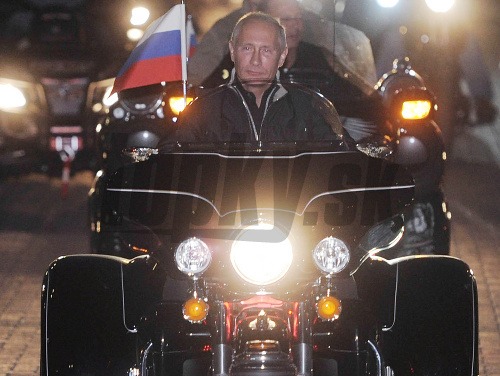 Vladimír Putin si vyskúšal jazdu na trojkolke