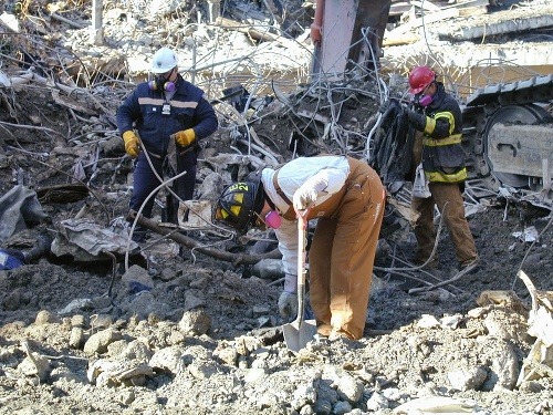Záchranári prehľadávajú trosky po teroristickom útoku 11. septembra 2001