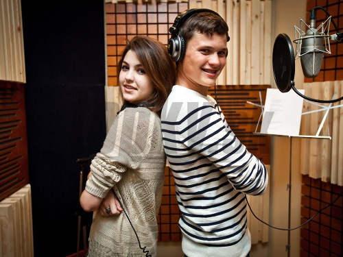Celeste Buckingham a Noah Ellenwood nahrávajú duet