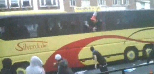 Výrastkovia hádzali na autobus všetko, čo našli na ceste