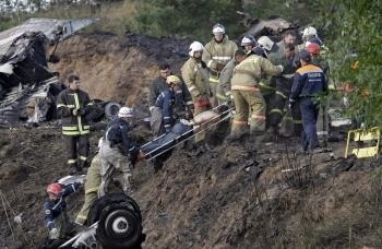 Záchranári vynášajú telá obetí havárie