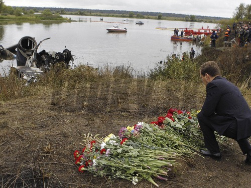 Dmitrij Medvedev pokladá kvety na miesto tragickej nehody