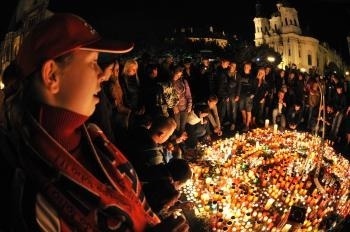 Ľudia na Staromestskom námestí na pamiatku obetí tragédie zapaľujú sviečky
