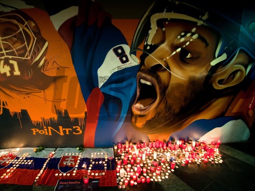 Sviečky pri grafite slovenského hokejistu v podchode na Trnavskom mýte