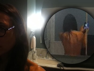 Demi Moore prekvapila lascívnym autoportrétom v kúpeľni.
