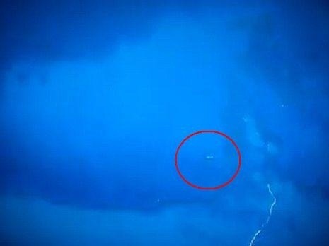 UFO sa zjavilo počas búrky medzi bleskami