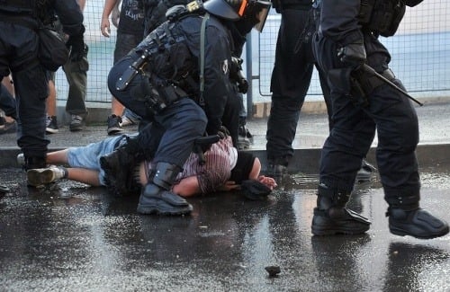 Zranili sa policajti aj demonštranti