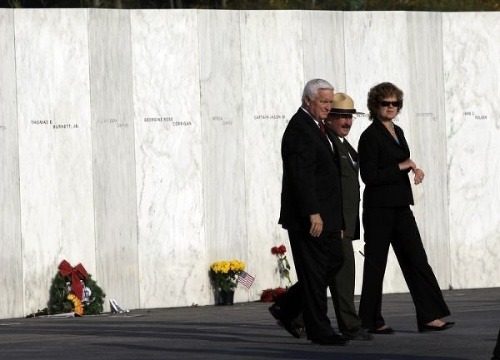 Pennsylvánsky guvernér Tom Corbett s manželkou prechádza okolo steny s menami obetí