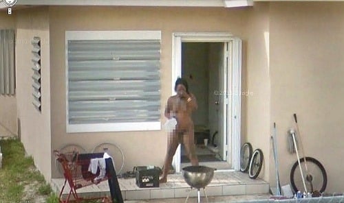 Premávať sa nahá pred domom nebol dobrý nápad