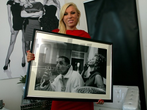 Gabriela Drobová s vydraženou fotografiou Flašíkovcov. 