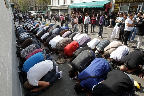 Moslimovia pri modlitbe na ulici Paríža