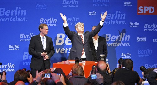 Klaus Wowereit oslavuje víťazstvo strany SPD
