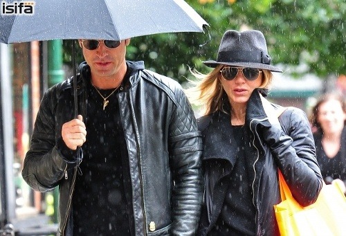 Jennifer Aniston mokla, zatiaľ čo Justin Theroux sa schovával pod dáždnikom.