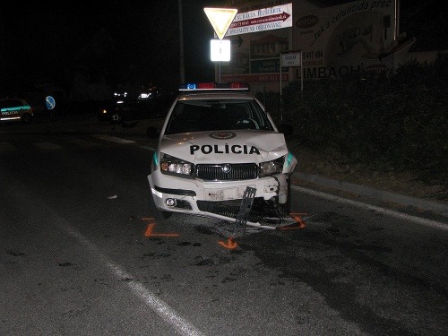 ZniČené policajné auto