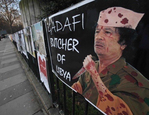 Plagát pri líbyjskej ambasáde v Londýne označuje Kaddáfího za mäsiara