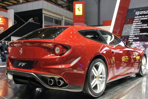 Ferrari FF v červenom prevedení