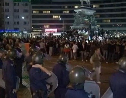 Do ulíc vyšli stovky protestantov, aj polícia