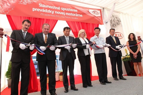 Kia Motors Slovakia za účasti Ivety Radičovej spustila výrobu v novej motorárni