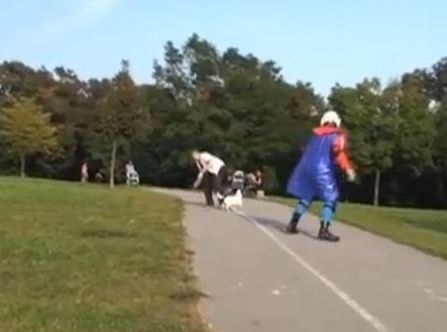 SuperVáclav svojsky bojuje proti psím výkalom